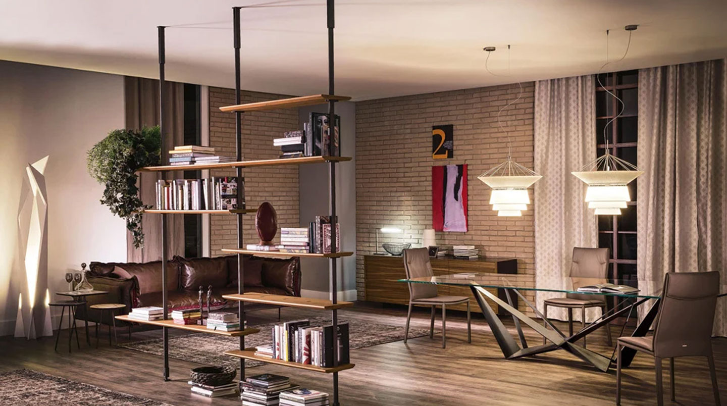 Mur complet de rangement vertical du sol au plafond dans un salon français, système modulaire avec étagères ouvertes, portes blanches et échelle en bois pour accès en hauteur